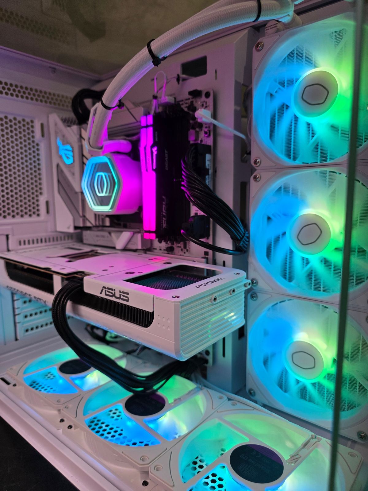 Build bianca ASUS con illuminazione viola e azzurra