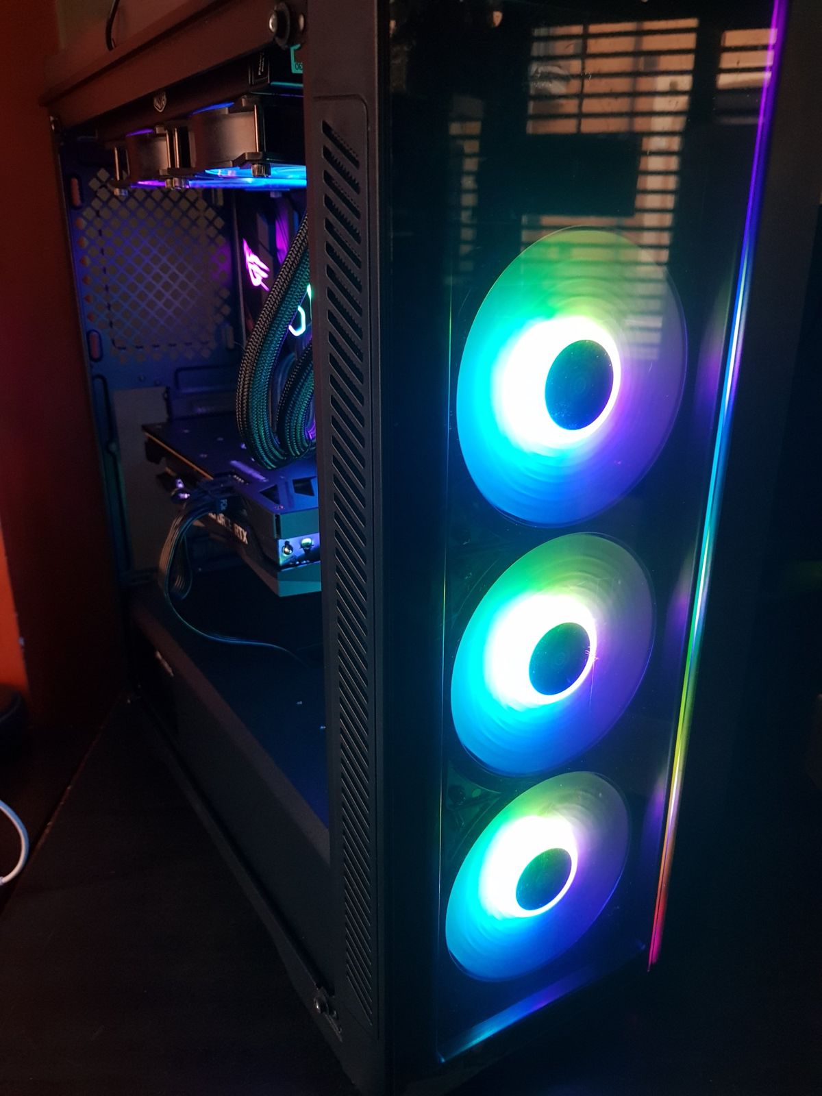 Case in vetro con tre ventole RGB