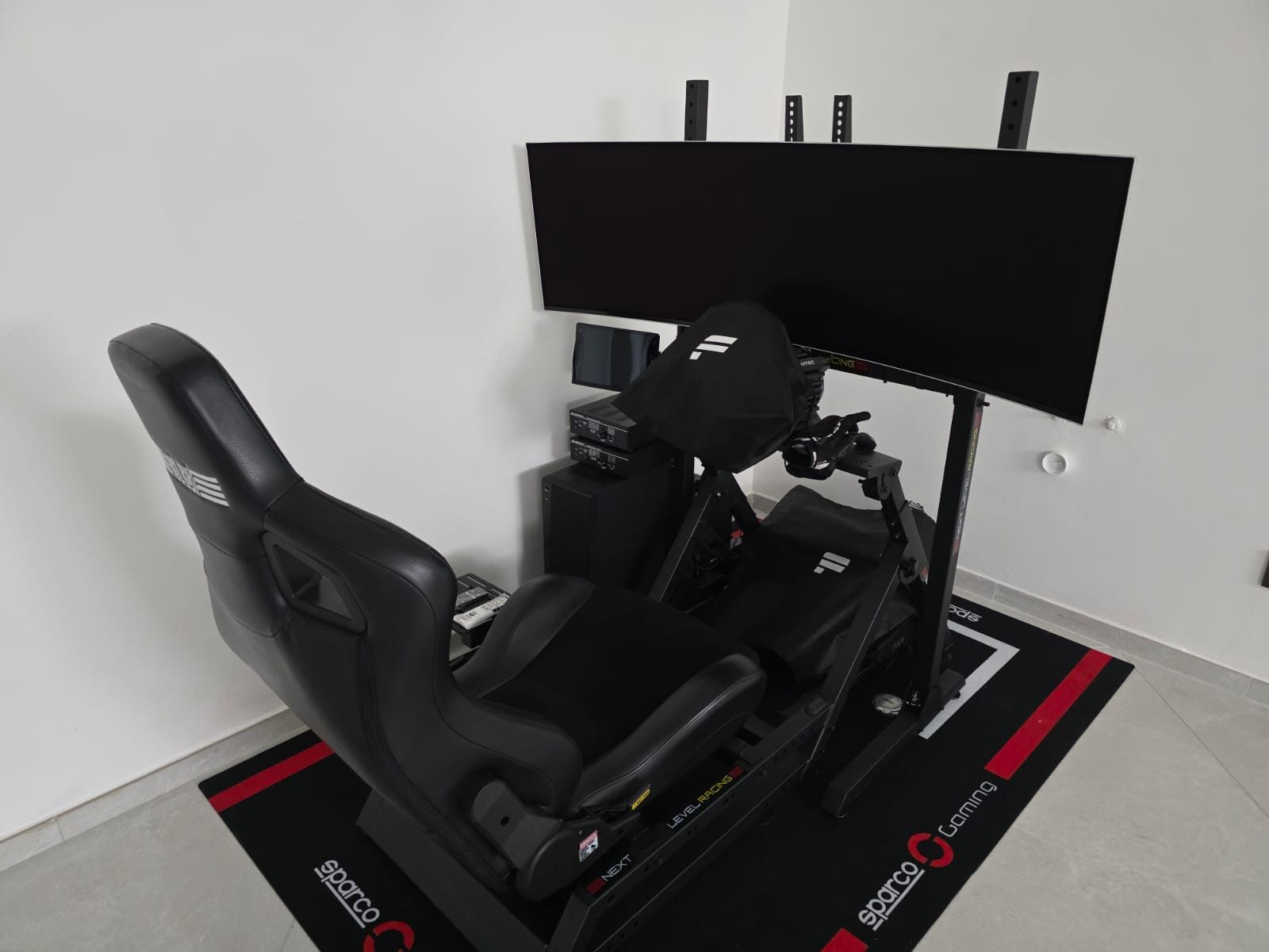 Cockpit da simracing con sedile da corsa e monitor curvo