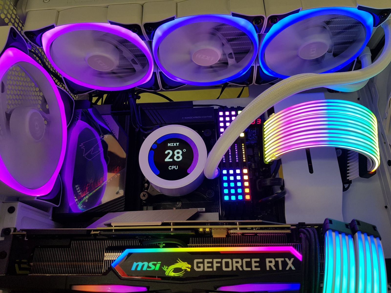 Interno con AIO NZXT, RAM RGB e GeForce RTX