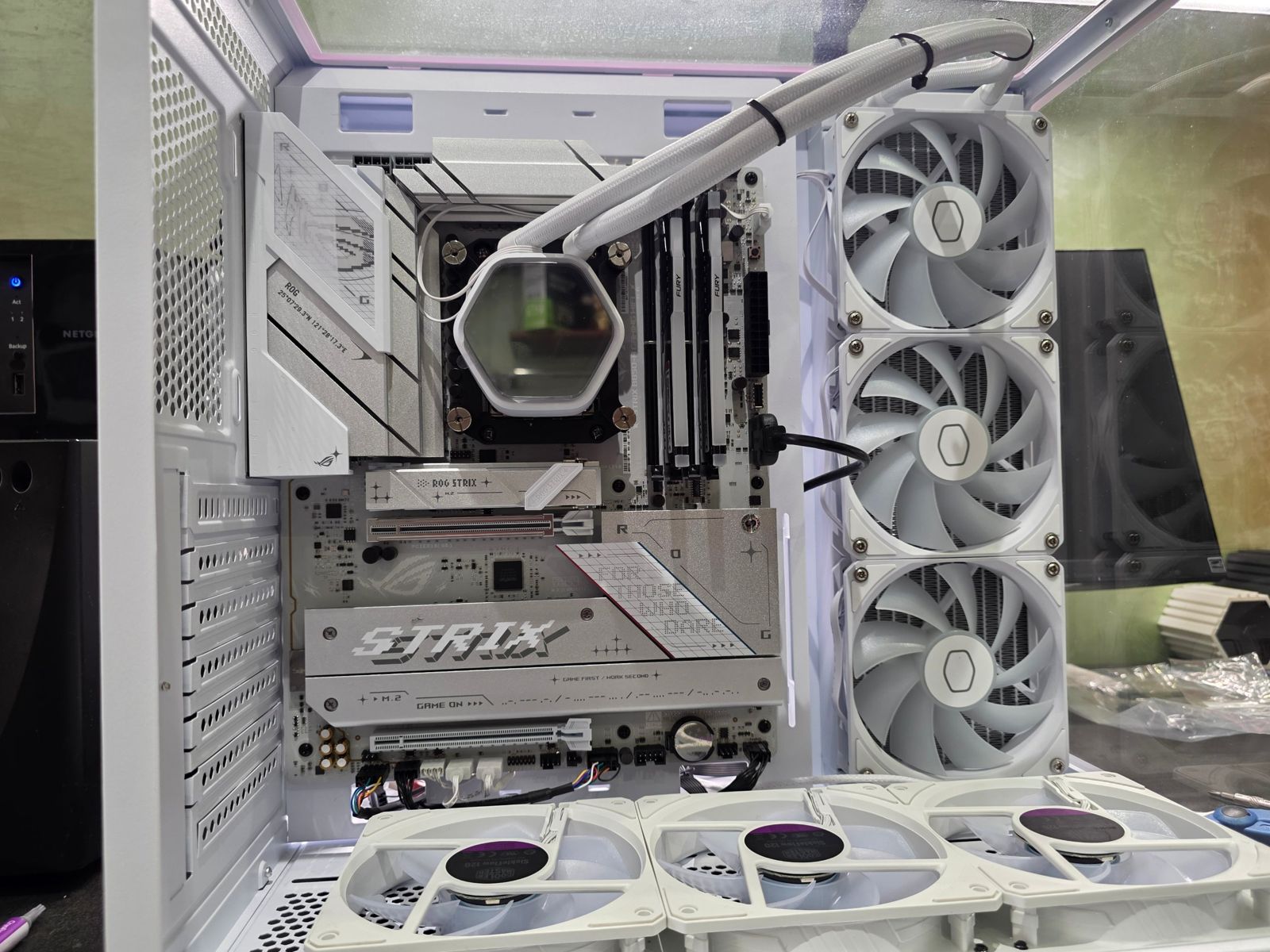Interno di un PC bianco in fase di montaggio con AIO Cooler Master