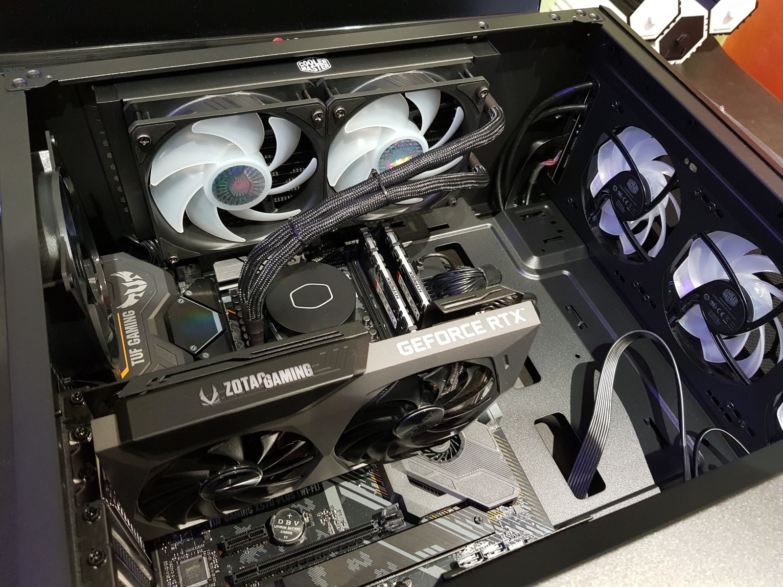Interno di un PC con scheda video Zotac e raffreddamento a liquido Cooler Master