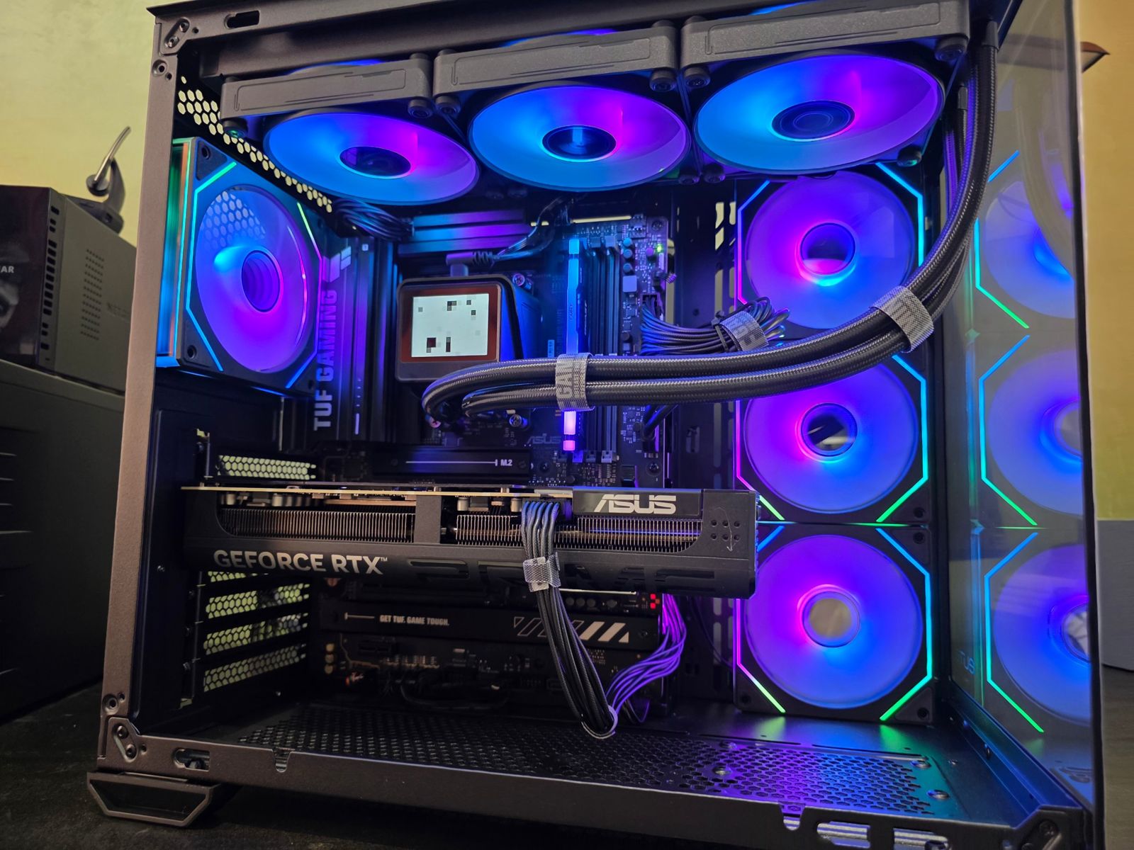 Interno nero con GeForce RTX ASUS e ventole RGB
