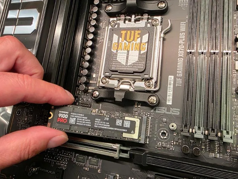 Montaggio di un SSD sulla scheda madre
