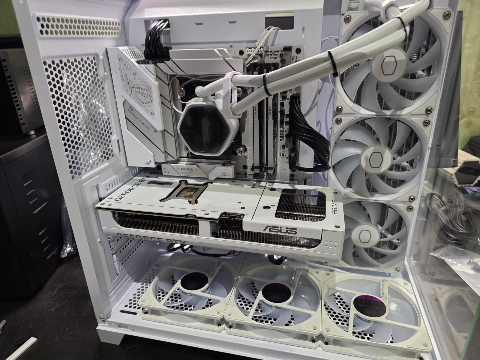 PC bianco con scheda video ASUS Prime e ventole Cooler Master