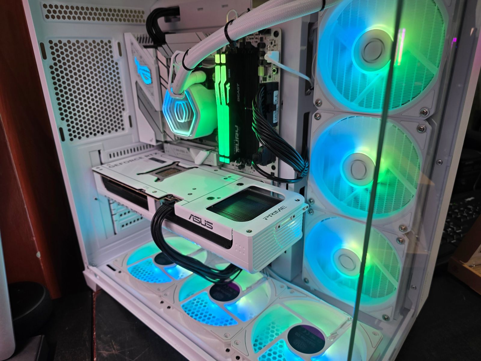 PC bianco ROG Strix con raffreddamento a liquido Cooler Master e luci verdi