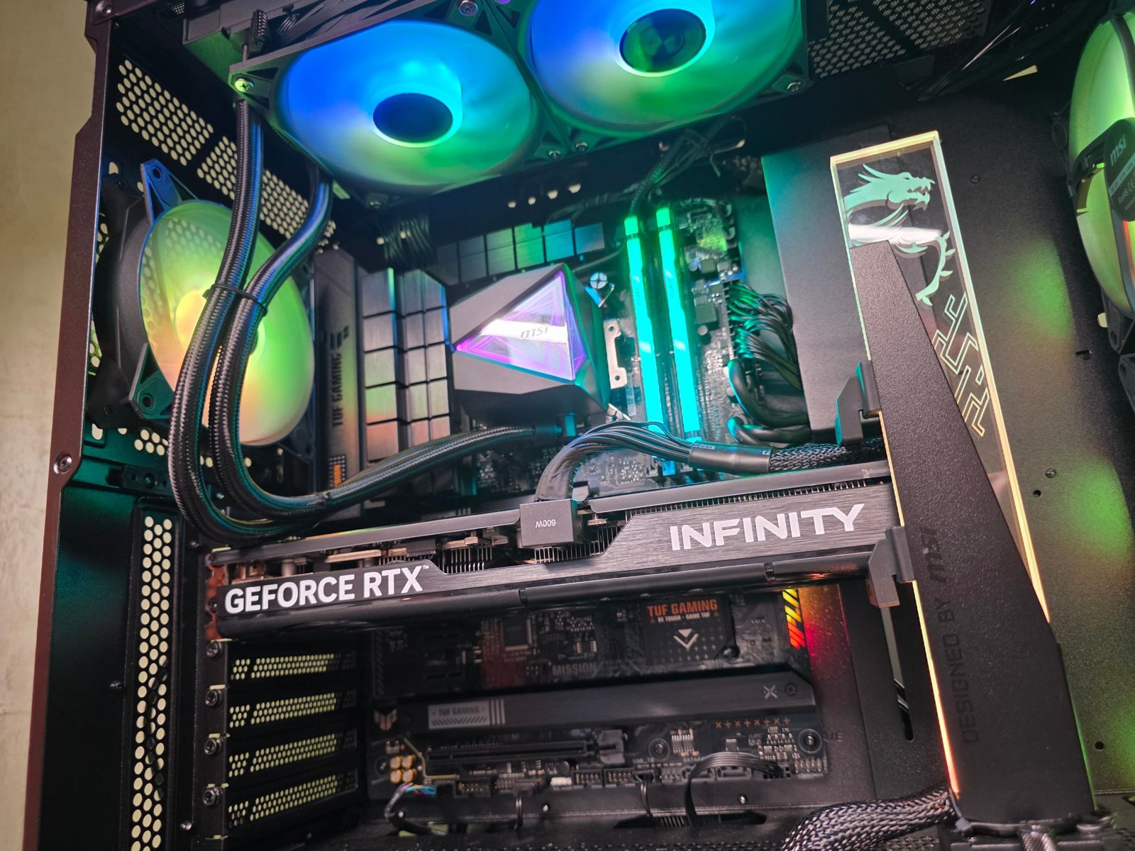 PC con scheda madre ASUS TUF, AIO MSI e GeForce RTX Infinity