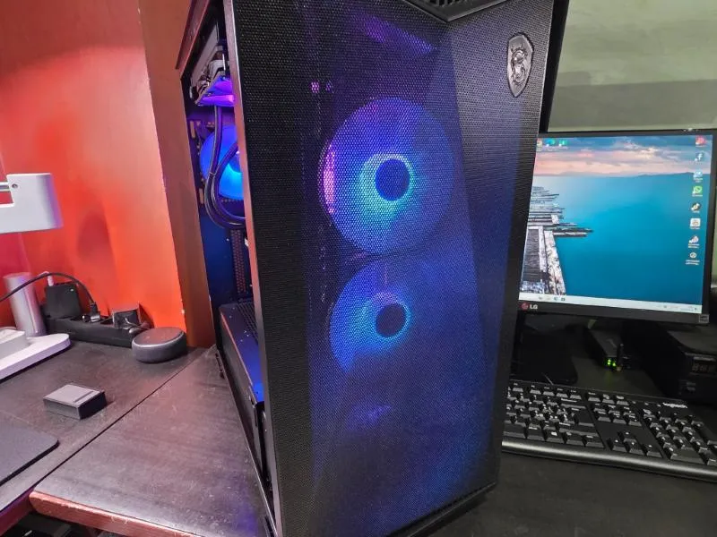 PC e monitor sul banco del negozio