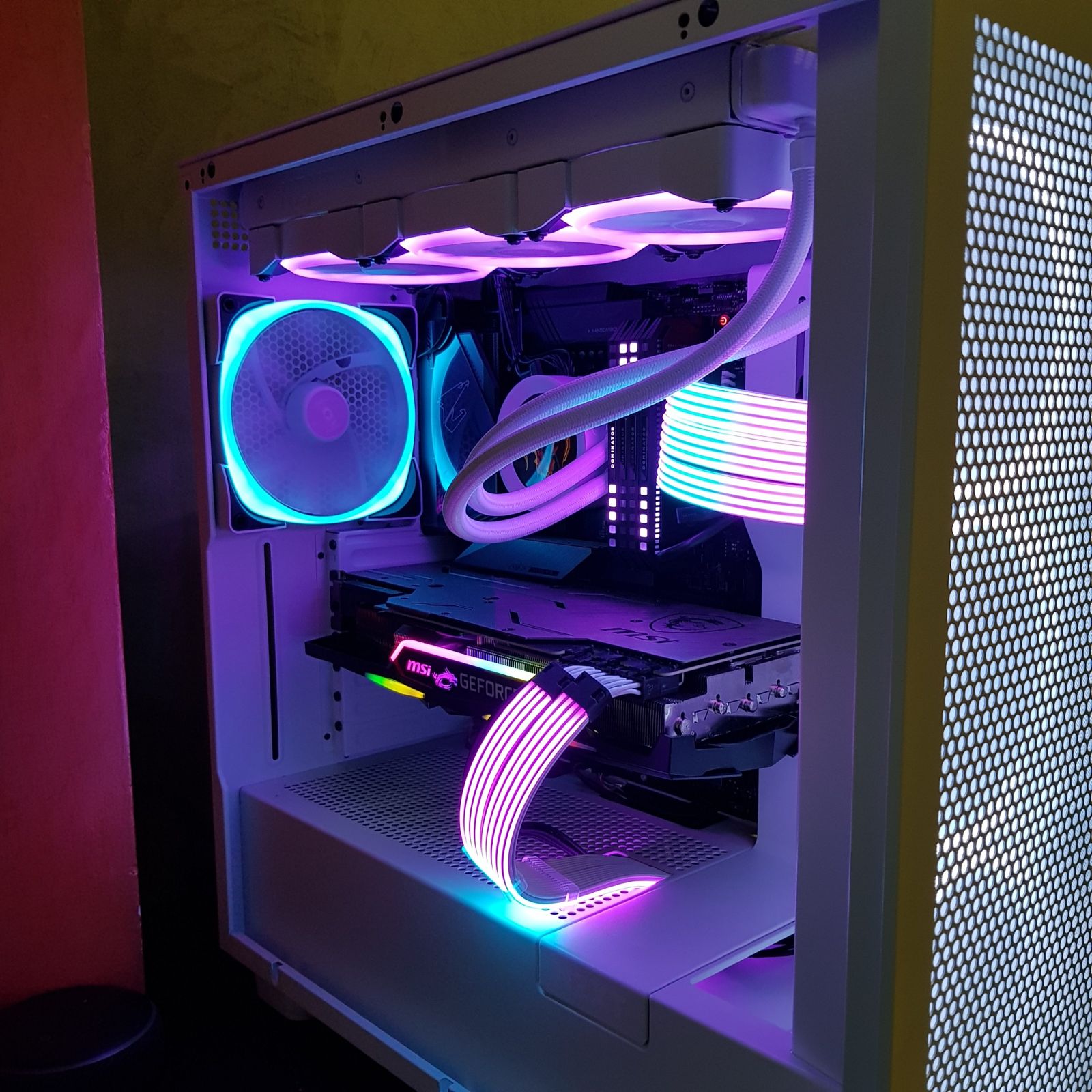 PC gaming in case bianco con cavi RGB e scheda video MSI