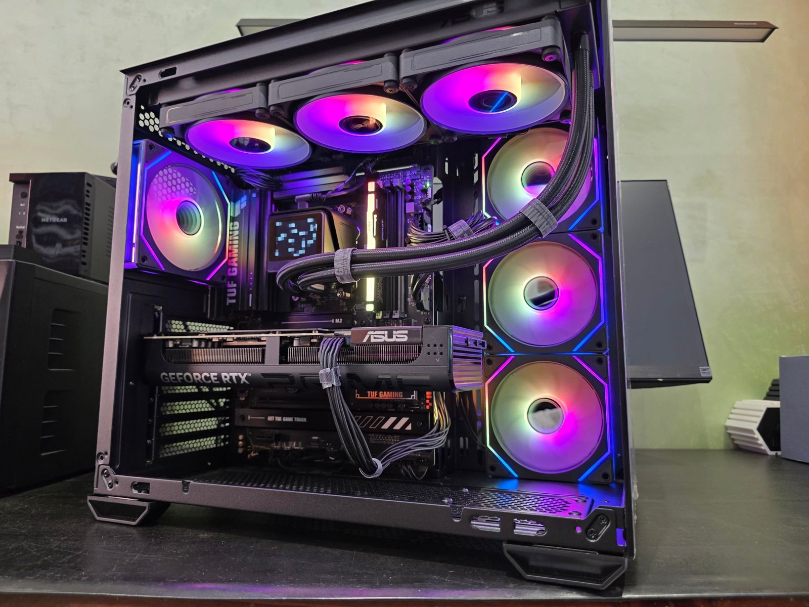 PC gaming nero ASUS TUF con nove ventole RGB e GeForce RTX