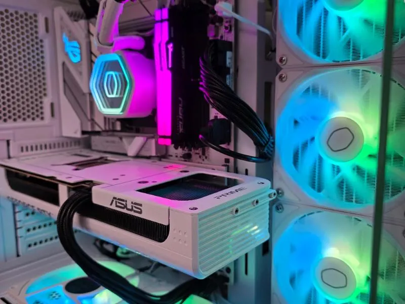 Postazione con PC e periferiche RGB
