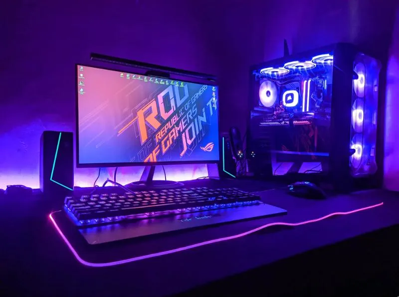 Postazione gaming con PC illuminato