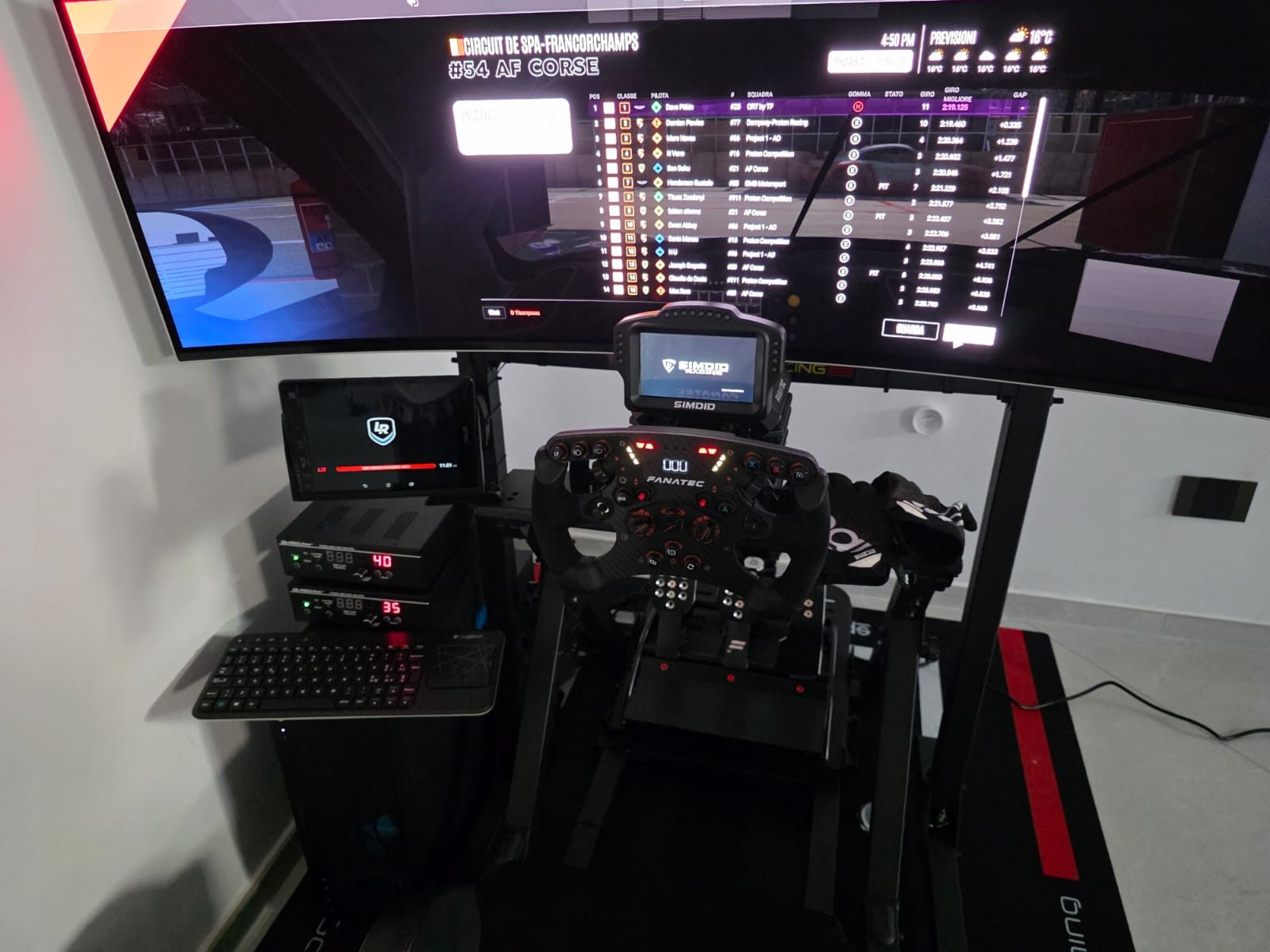 Postazione simracing con volante Fanatec, cruscotto e monitor ultrawide curvo