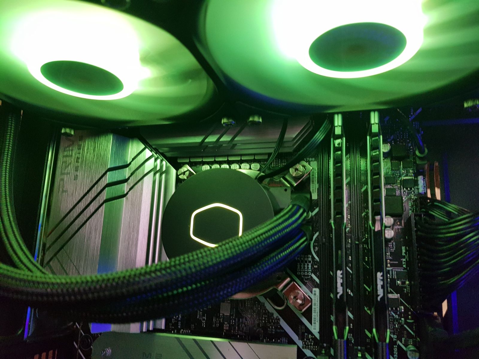 Raffreddamento a liquido con illuminazione verde e cavi sleevati
