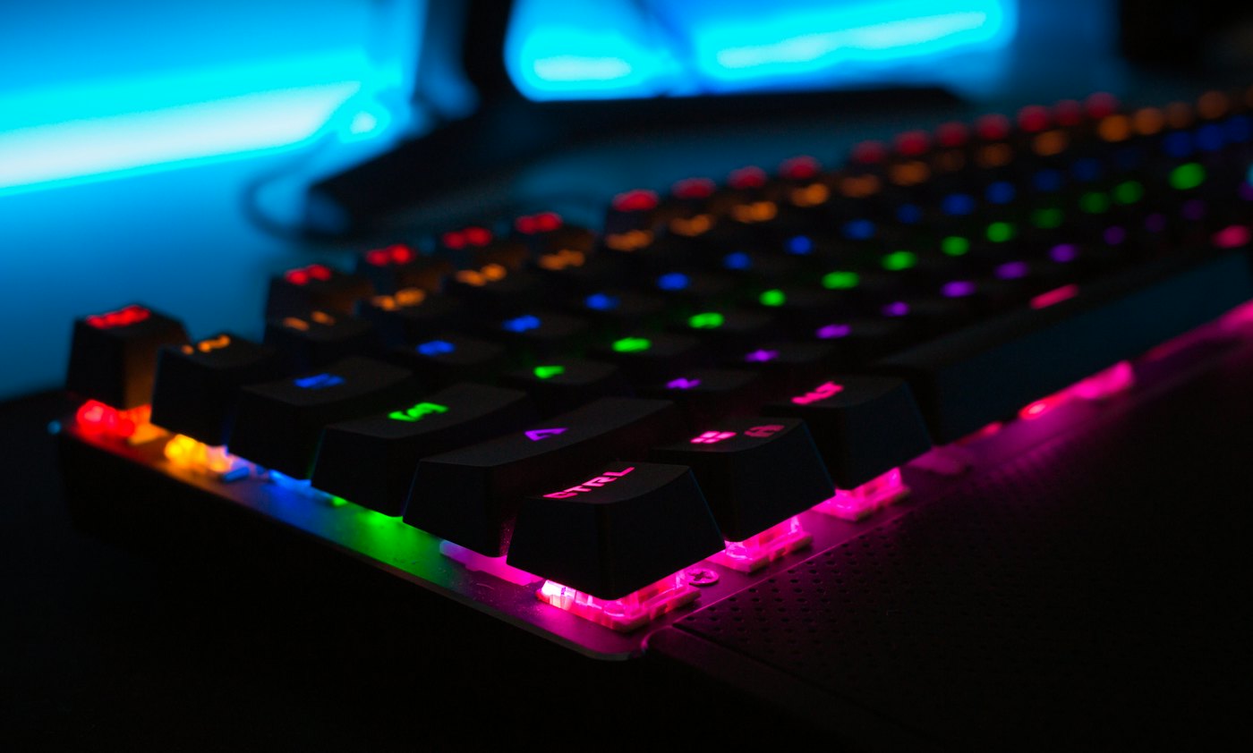 Tastiera meccanica gaming con illuminazione RGB