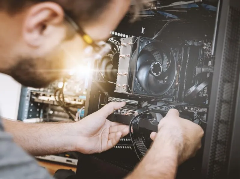 Tecnico che monta componenti in un case PC